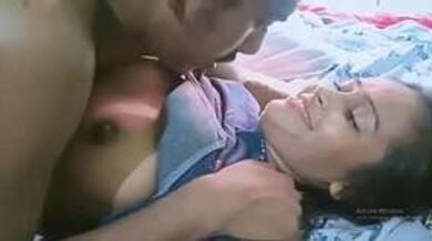 पतली कमर जीएफ की गांड के नीचे तकिया रख की चुदाई