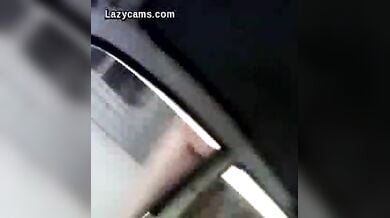 बीच सड़क कार में लवर्स की मस्ती