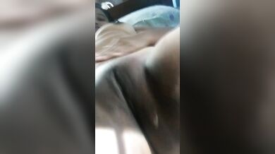 सेल्फी स्टिक से नंगा जिस्म फिल्माति लड़की