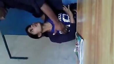 ऑफिस के प्यून ने लड़की की चुन्ची दबा के चूत मसली
