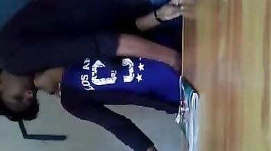 ऑफिस के प्यून ने लड़की की चुन्ची दबा के चूत मसली