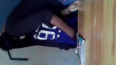 ऑफिस के प्यून ने लड़की की चुन्ची दबा के चूत मसली