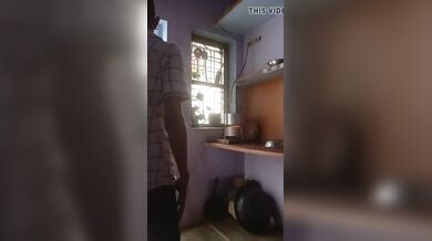 जिगरी दोस्त की माँ की साड़ी उठाकर किचन में की चुदाई