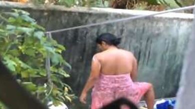 दोस्त की बहन को नहाते हुए देखा