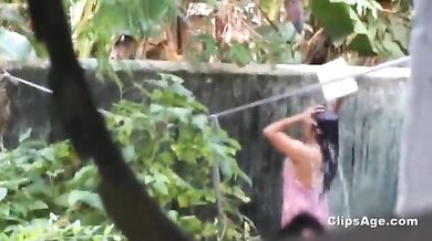 दोस्त की बहन को नहाते हुए देखा