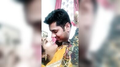 हस्बैंड वाइफ का हॉट फ्रेंच किस