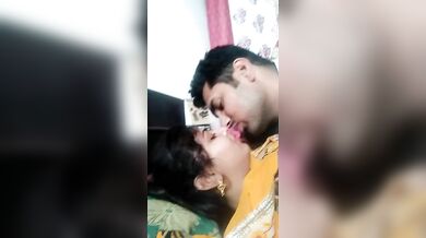 हस्बैंड वाइफ का हॉट फ्रेंच किस