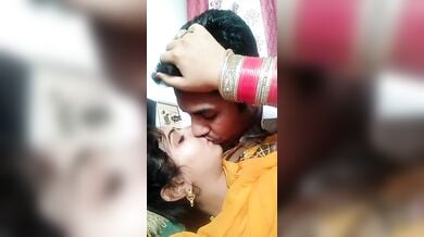 हस्बैंड वाइफ का हॉट फ्रेंच किस