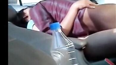 इंडियन कपल की कार में चुदाई