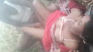 देसी बंगाली रंडी की खेतों में चुदाई