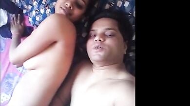 धनबाद वाली मंगेतर के बूब्स चुसता ठरकी इंसान