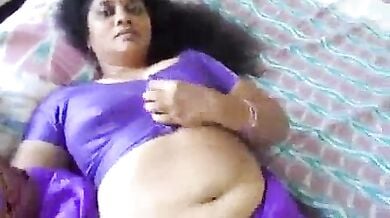 ब्लाउज खोलकर भाभी ने चुदाई का न्योता दिया