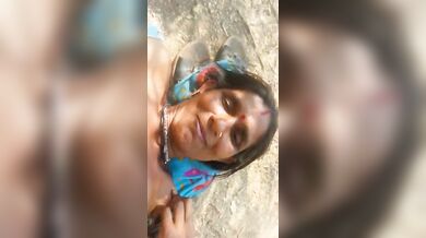 देहाती औरत खुले मैदान में बेफिक्र चुदी