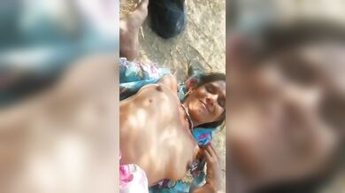 देहाती औरत खुले मैदान में बेफिक्र चुदी