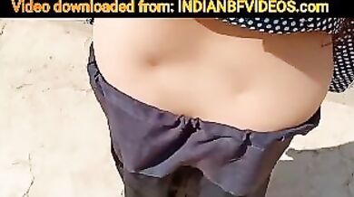 पड़ोसन भाभी को छत पर चोदा लौड़ा पकड़ा के