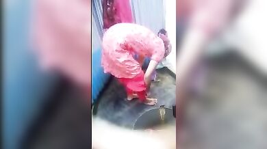 भाभी की भीगी हुई गांड पर सलवार वाला बाथरूम वीडियो