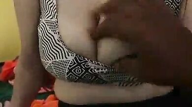 मीना भाभी की चूची पर नौकर के हाथ