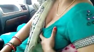 कार में प्रेमी को लंड हिलाकर देती साड़ी वाली आंटी