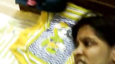 टीवी देखने में व्यस्त बीवी से मूठ मरवाता पति