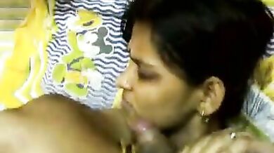 टीवी देखने में व्यस्त बीवी से मूठ मरवाता पति