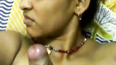 टीवी देखने में व्यस्त बीवी से मूठ मरवाता पति