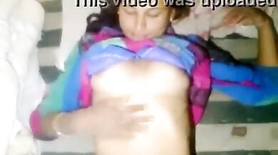 लड़की ने चूत खोलकर दिखाई