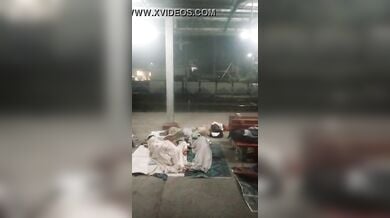 रेलवे प्लेटफार्म पर चुदाई करते पति पत्नी