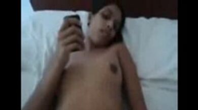 नंगे बदन फोनपर बातें करती कॉलगर्ल