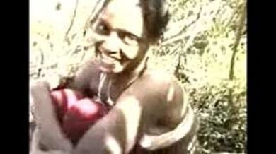 बिहारी लड़की की बुर खेत में जोती