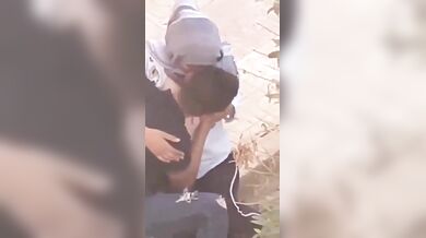 बॉयफ्रेंड ने खुले में चूसे पाकिस्तानी गर्लफ्रेंड के बूब्स