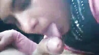 पंजाबी कामवाली ने कार में लंड चूसा