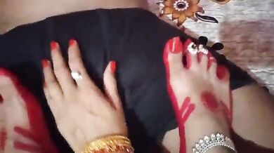 पैरों से लंड की मसाज करती दुल्हन