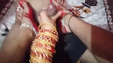 पैरों से लंड की मसाज करती दुल्हन