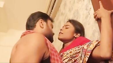 मेडम का हस्तमैथुन देख के माली ने कामवाली को चोदा