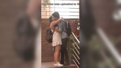 कॉलेज कैंपस में किसिंग करते स्टूडेंट्स