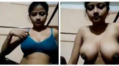 नंगे बदन पर कपड़े चढाती लड़की