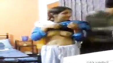 गर्लफ्रेंड को नंगी करता बॉयफ्रेंड