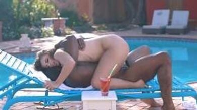 रिच गोरी लड़की काले पूल बॉय से चुदी