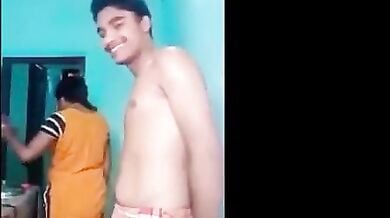 तमिल आंटी की अपने बेटे के दोस्त के साथ मस्ती
