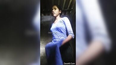 कपड़े उतार के चूची दिखाई देहाती लड़की