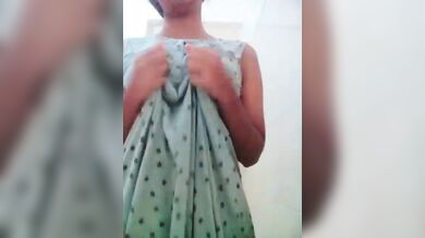 लंबे बालों की चोटीवाली लड़की के बूब्स और चूतड़