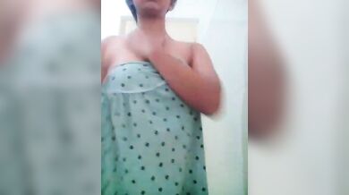 लंबे बालों की चोटीवाली लड़की के बूब्स और चूतड़