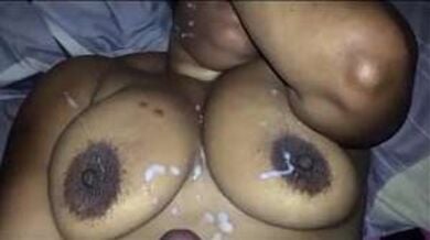 रंडी के बड़े बूब्स पर कमशॉट!