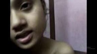 नंगा बदन छुपाती क्यूट गर्ल