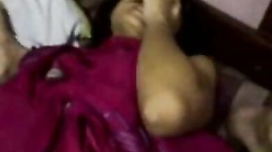 नंगा बदन छुपाती क्यूट गर्ल