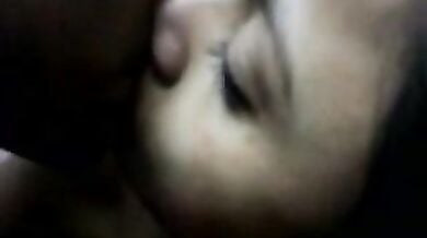 नंगा बदन छुपाती क्यूट गर्ल