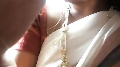 साडी से चूची निकाली मामी ने