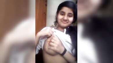 क्यूट गर्ल अपने बड़े बूब्स दबा रही है