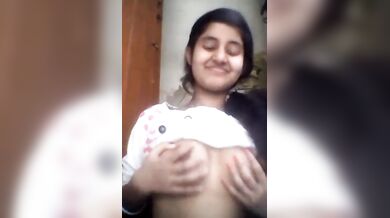 क्यूट गर्ल अपने बड़े बूब्स दबा रही है
