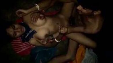 अंधेरी रात के खुली हवा में रंडी चुद गयी लड़कों से